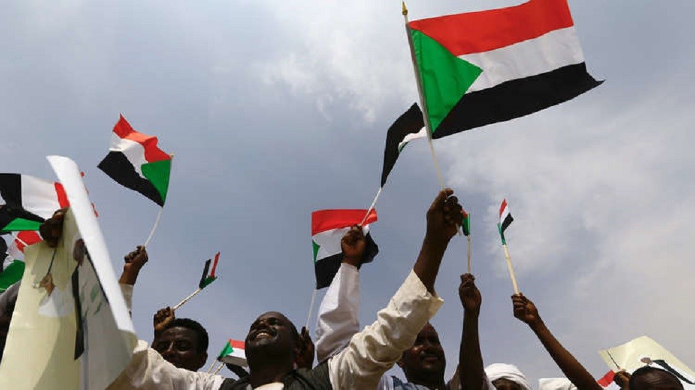 ثوار السودان يعلنون التصعيد لإسقاط المجلس العسكري بعد محاولة فض الاعتصام بالقوة