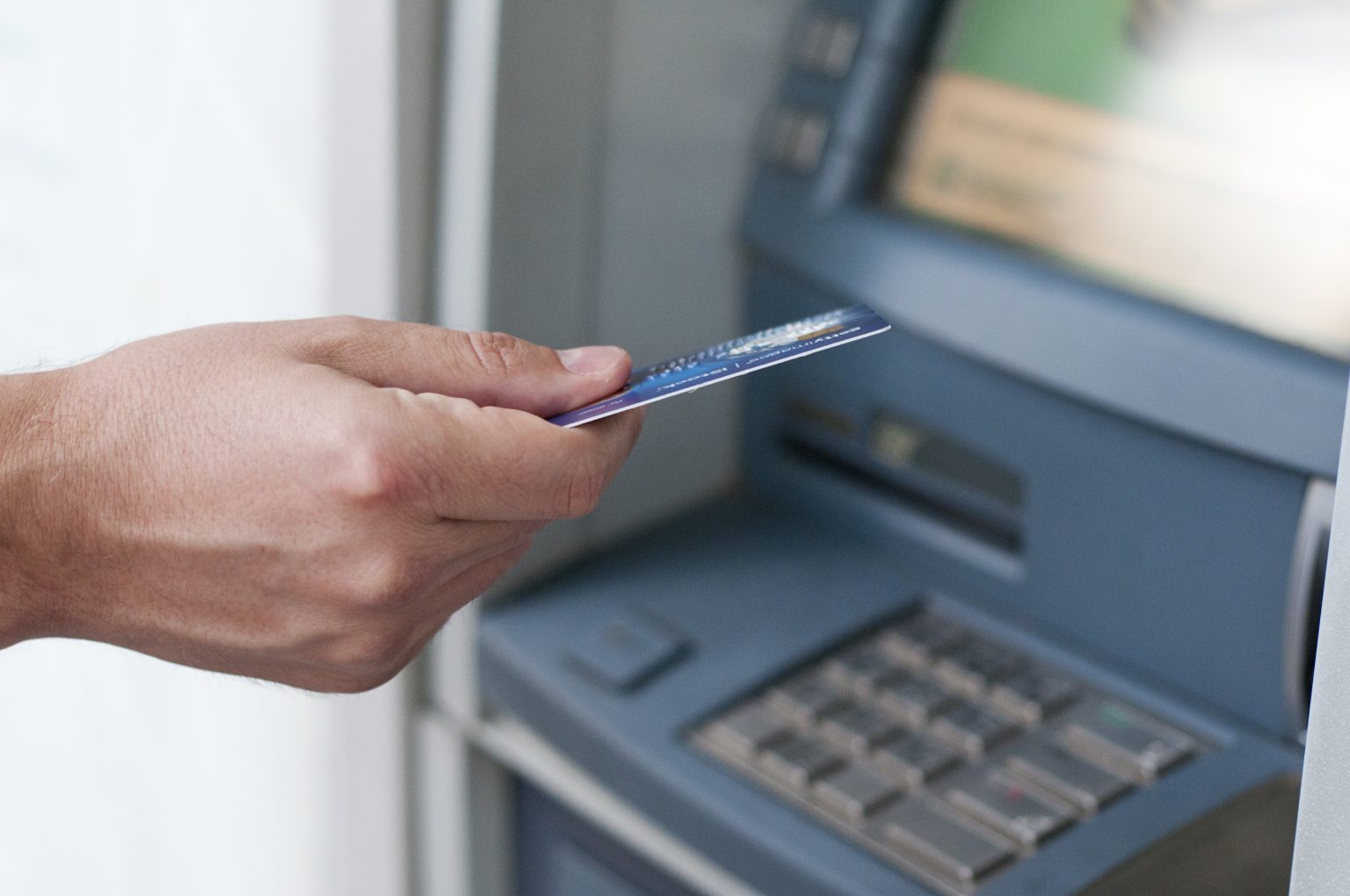 VTB Bank يرصد خفض الروس لإنفاقهم خلال “العزل الذاتي” .. وارتفاع الإنفاق على الطعام والكحول
