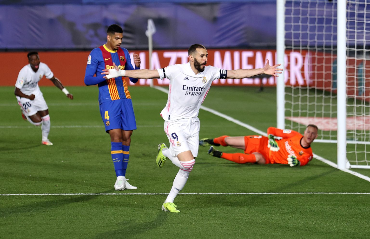 ريال مدريد يفلت من فخ برشلونة بانتصار صعب .. ويزاحم أتليتكو على صدارة الليجا